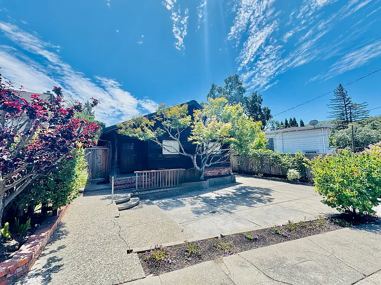 21 Sierra Ave — Photo 1