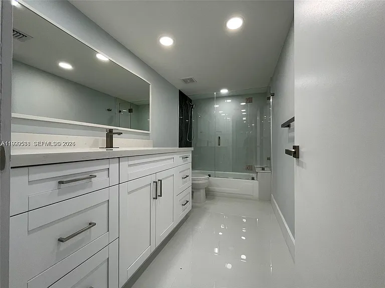 4725 SW 62nd Ave #103 — Photo 16