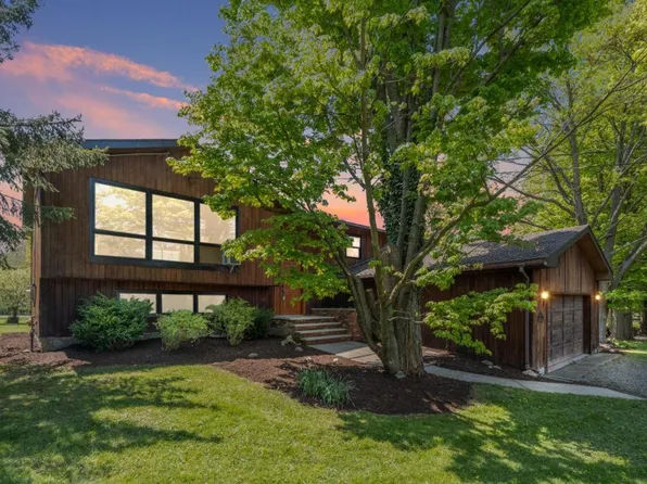 17 Franklyn Dr, Lansing, NY 14882