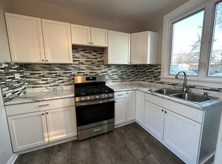 390 8th Ave, Marion, IA 52302
