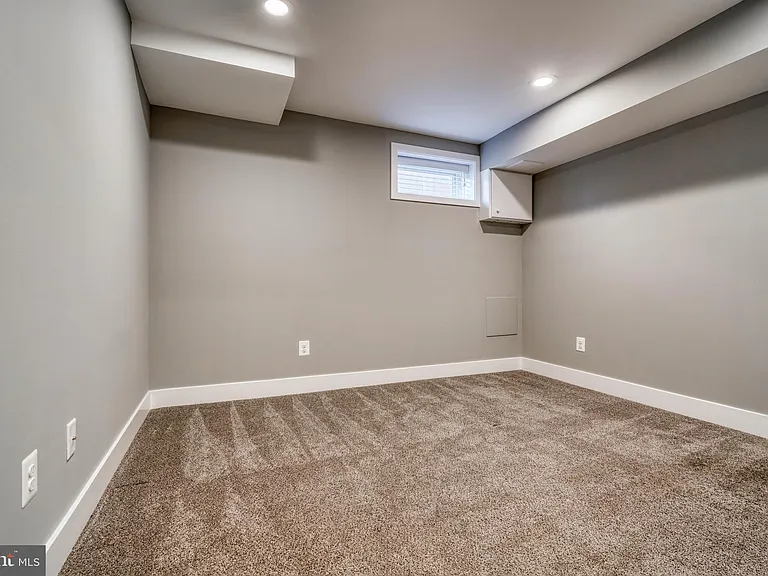 939 S Baylis St — Photo 19