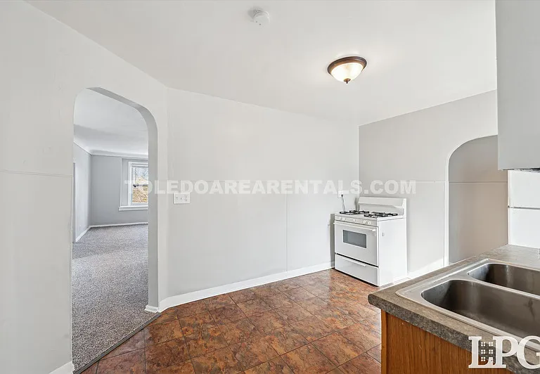 340 E Lake St — Photo 4