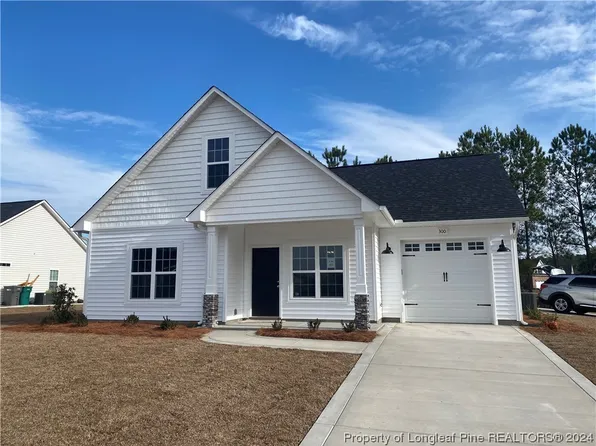 300 Oak Pointe Cir E, Lumberton, NC 28358