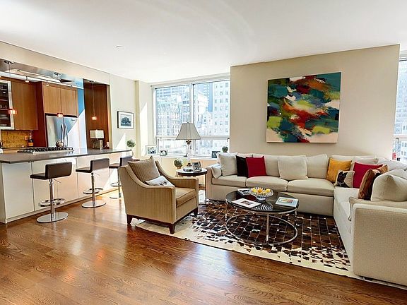 3rd image of 15 W 53rd St #13B