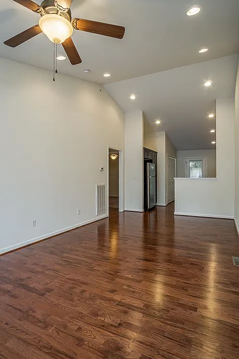 2 bed, 1012 sqft, $1,350 — Photo 3