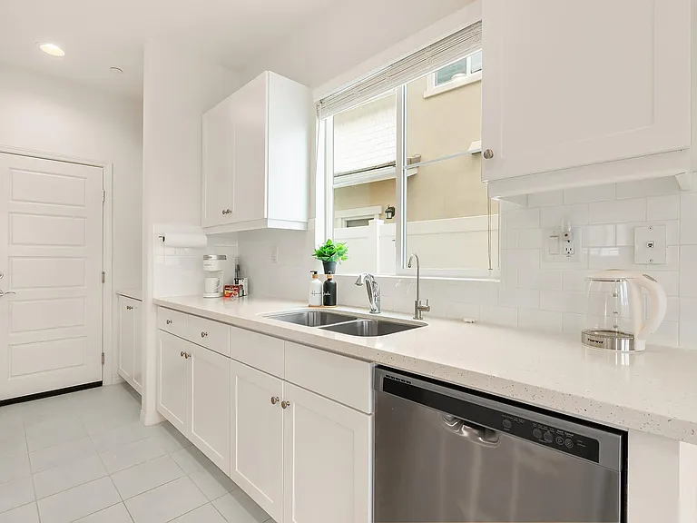 7284 Wembley St — Photo 4