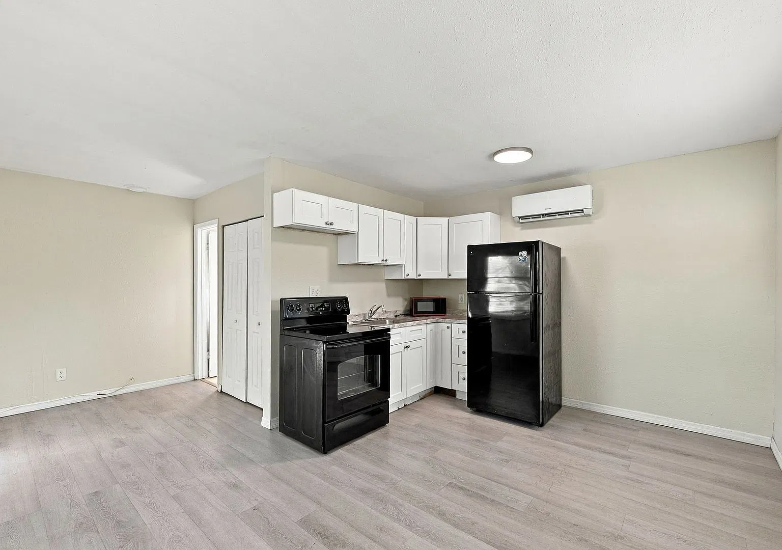 Location, Location, Location! Charming Studio Apartment Available Now! — Photo 3