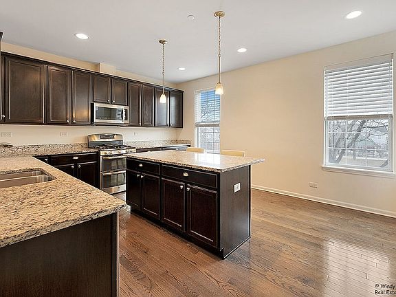 4th image of 39 Margaret Dr