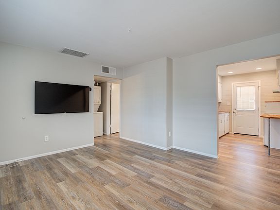 4th image of 903 S Farmer Ave APT 4