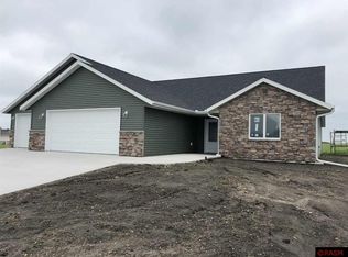 673 Pfaender Dr, New Ulm, MN 56073