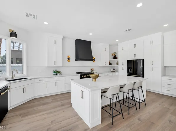 8924 Rainbow Ridge Dr, Las Vegas, NV 89117