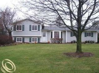 1197 Eagle Nest Dr, Rochester, MI 48306