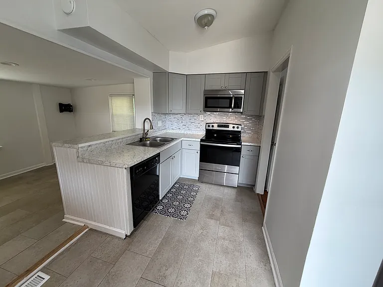 6002 Baltic Dr — Photo 3
