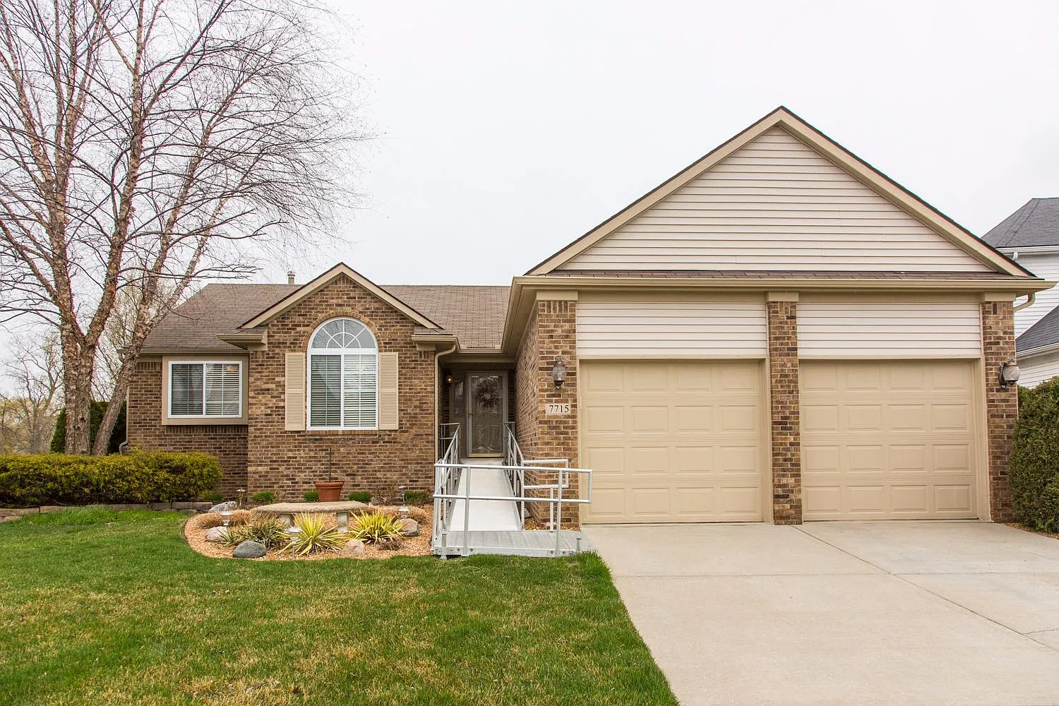7715 Pioneer Dr photo 1