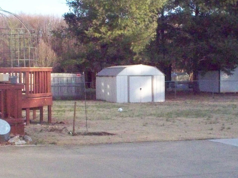 This lot is .5 acre w/ huge fully fenced back yard and large 2 level deck. Great for entertaining!