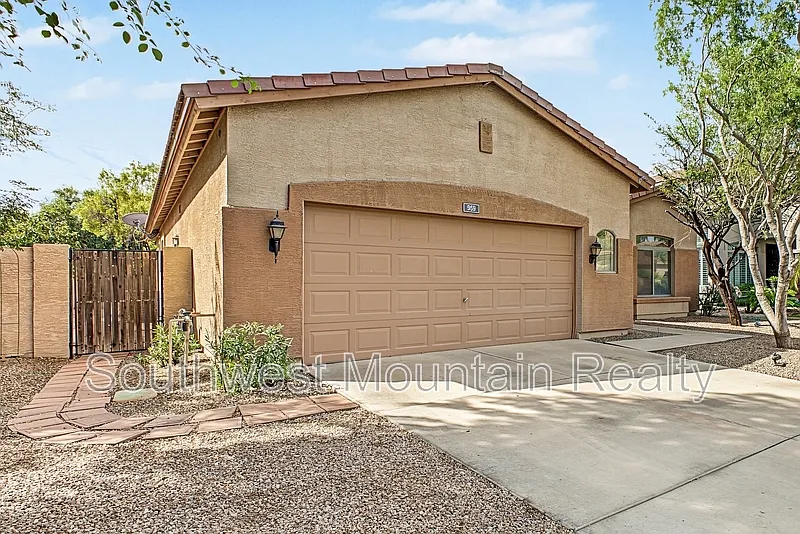 3 bed, 2.5 bath, 2074 sqft, $2,450 — Photo 4