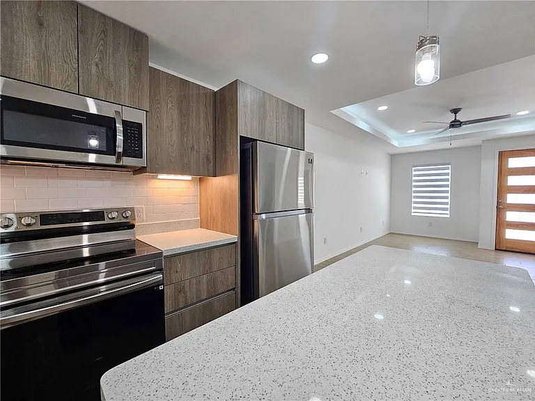 1525 W B St — Photo 10