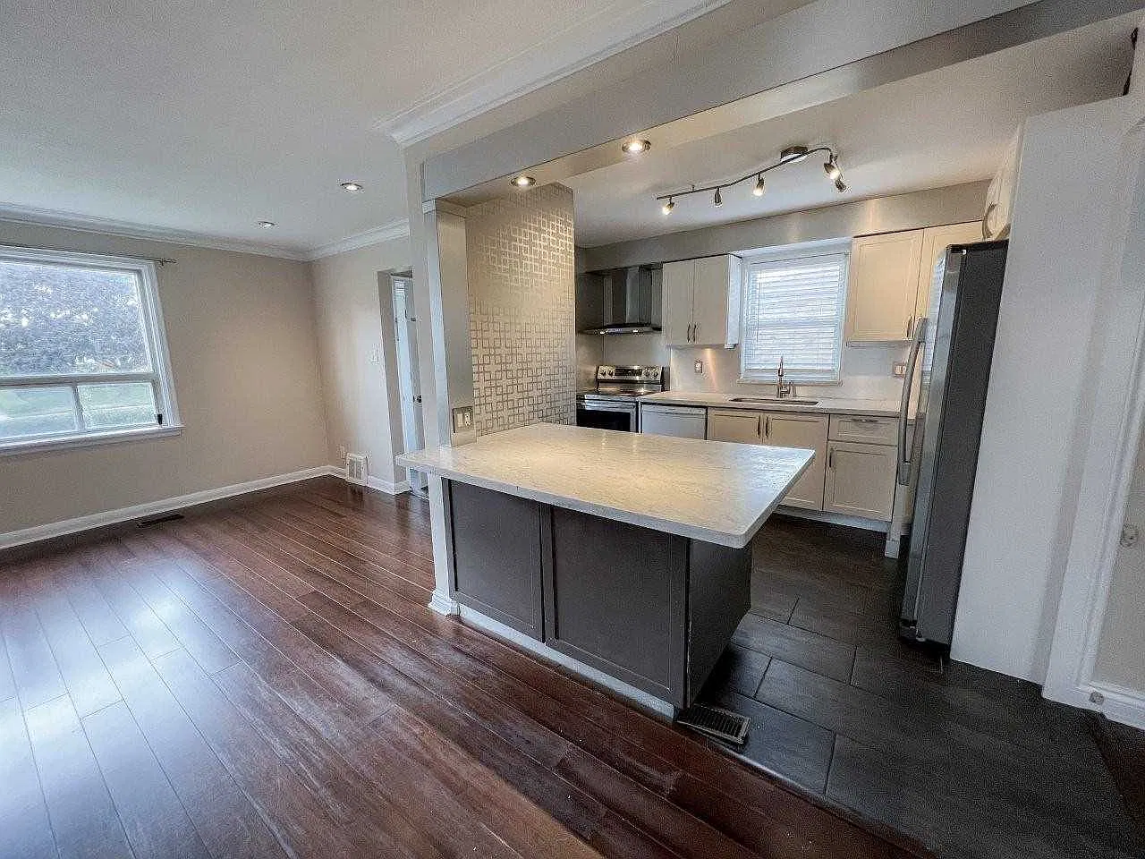 220 Ellington Dr - Main — Photo 1