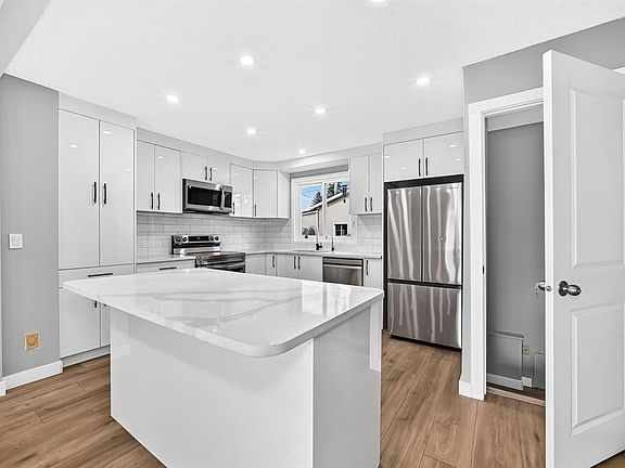 4th image of 208 W Penbrooke Way SE