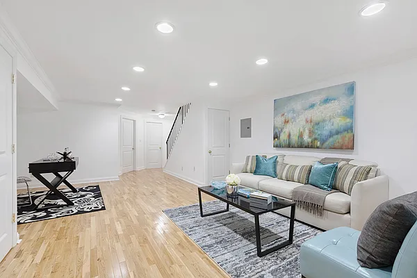 Sold by Nestseekers | media 12