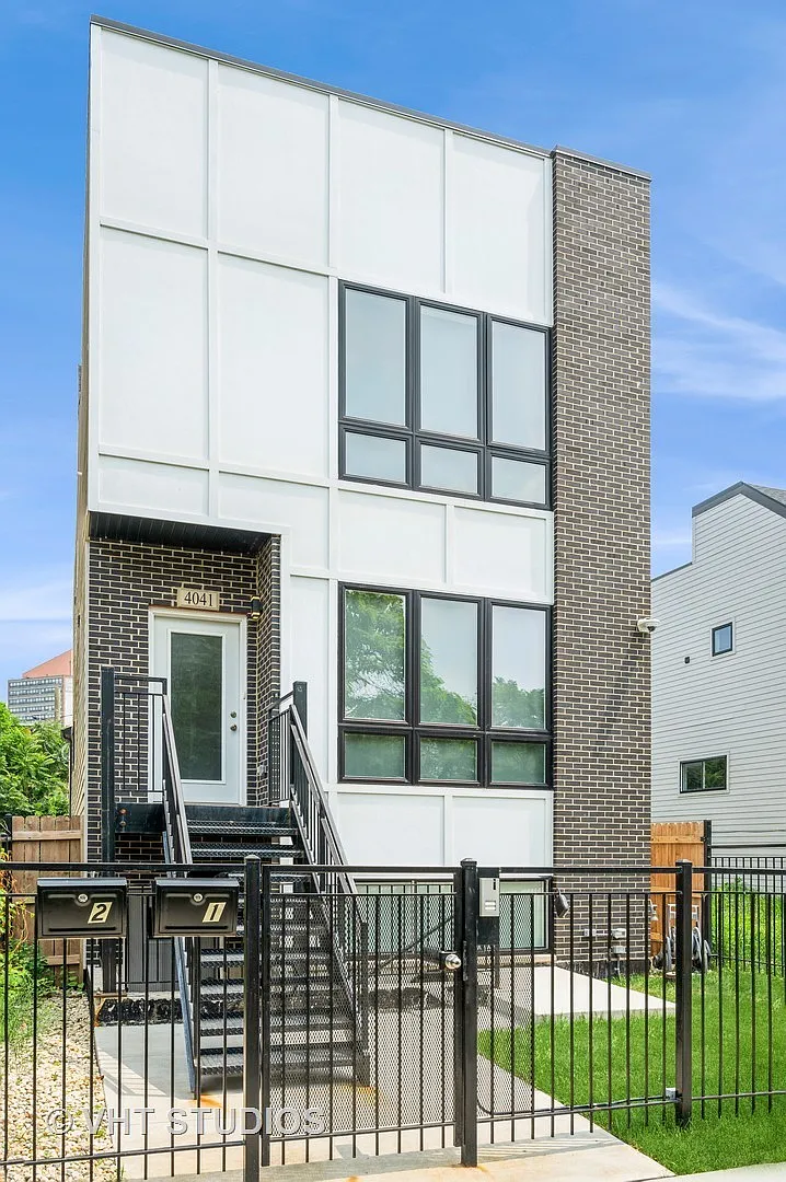 2 bed, 1120 sqft, $2,200 — Photo 1