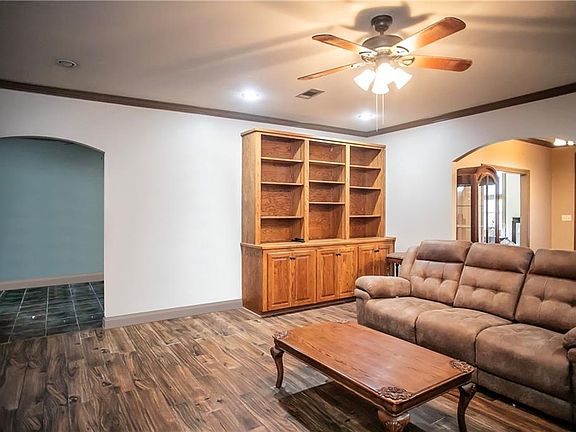 4th image of 422 Kayla Dr