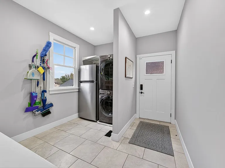 605 W End Cir — Photo 34