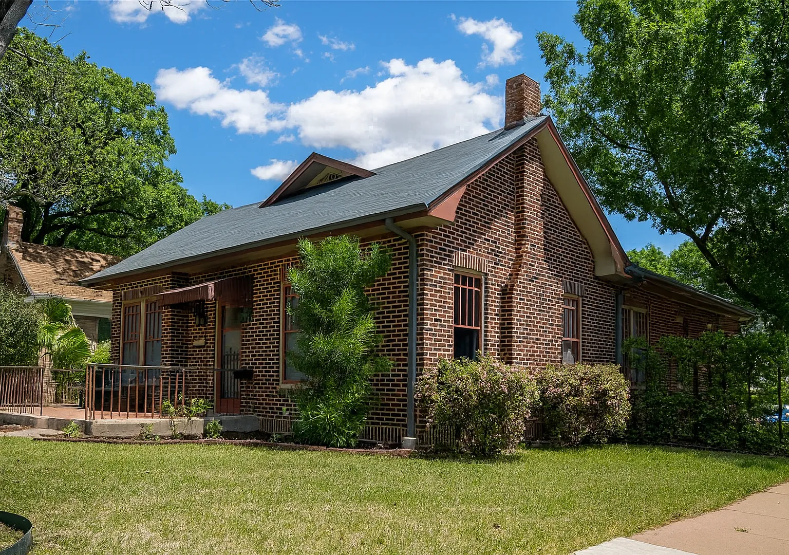 1115 W 22 1/2 st - Best located house in West Campus, 7 large bedrooms open floorplan. — Photo 1