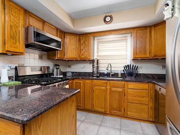 3rd image of 66 Rosewood Ln