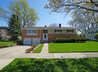 1045 E Flake Dr, Palatine, IL 60074