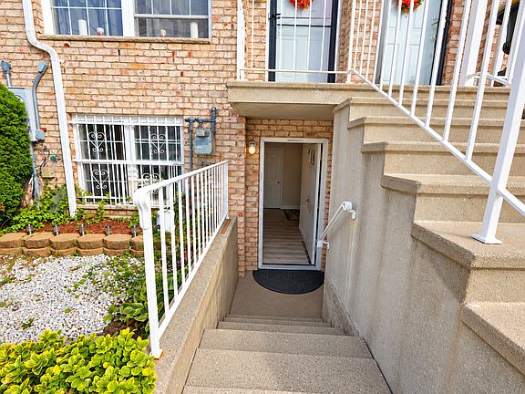 2nd image of 206 Pond Way APT B