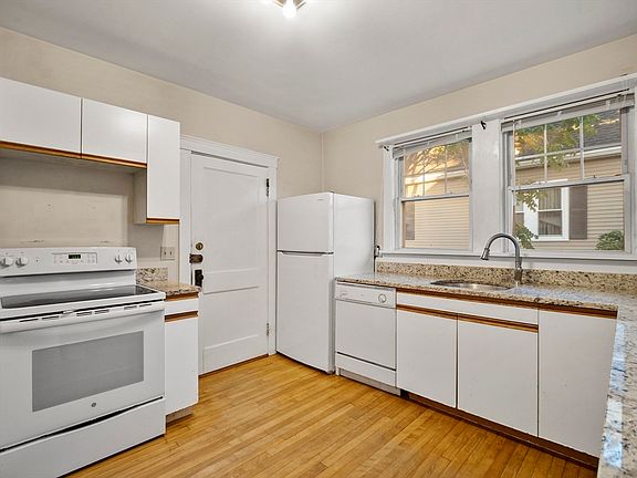 3rd image of 107-109 2nd St