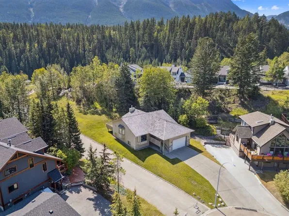 106 NW Rummel Pl, Canmore, AB T1W 2N4