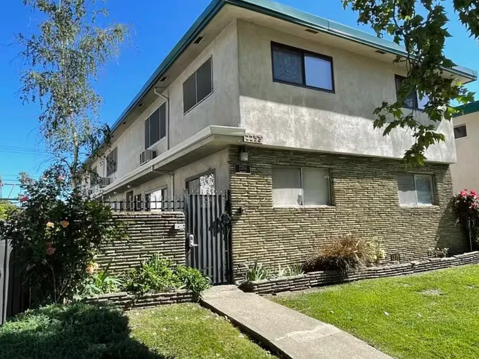 2253 2nd Ave #4