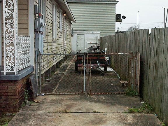 3rd image of 9004 Dixon St