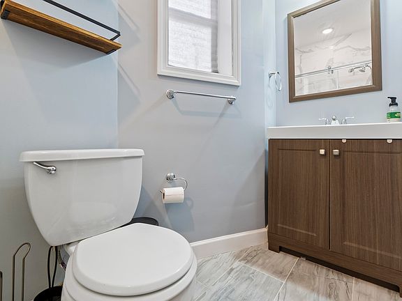 4th image of 811 Montgomery St APT 1L