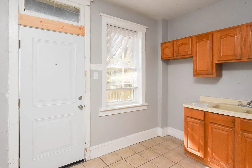 Appealing 2 Bed, 1 Bath at Rosemont + Lakewood (Rogers Park) — Photo 3