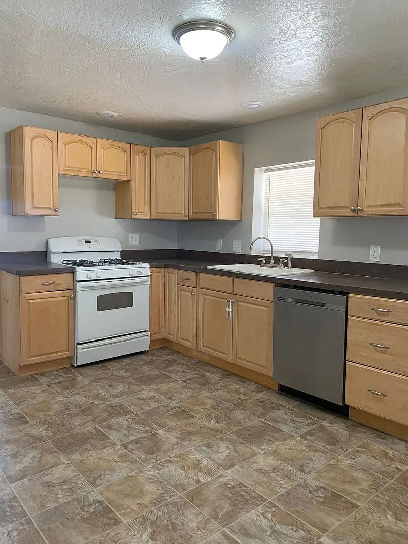 4 Weeks Rent on Us! | Charming 2 Bed 1 Bath Home in Clearfield! — Photo 1