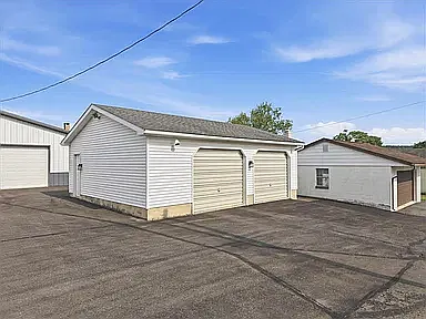 Renovated 3BR Pet-Friendly Home, Yard, Patio! Garage Option Available — Photo 3