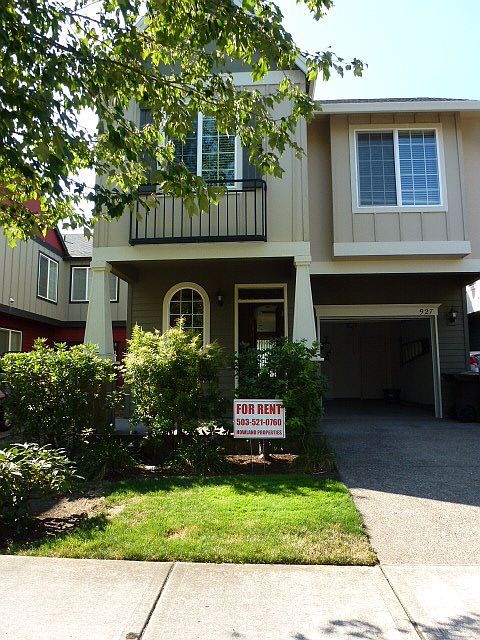 1st image of 927 SE Portlandia Ave