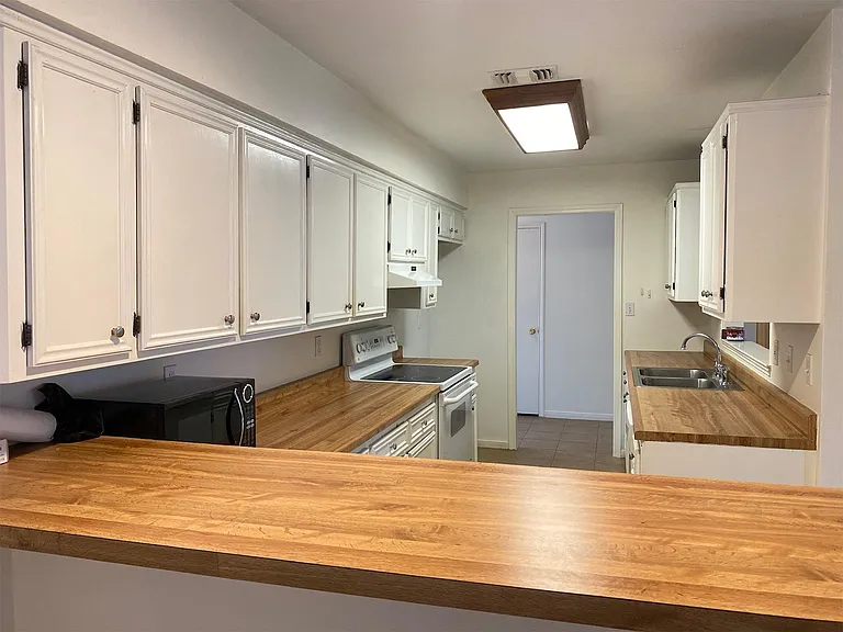 2733 Davis Ave — Photo 12