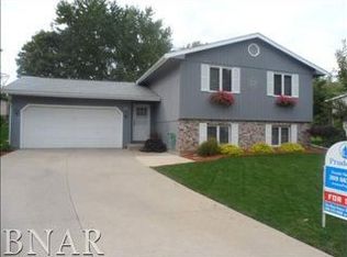 10 Timber View Dr, Bloomington, IL 61701