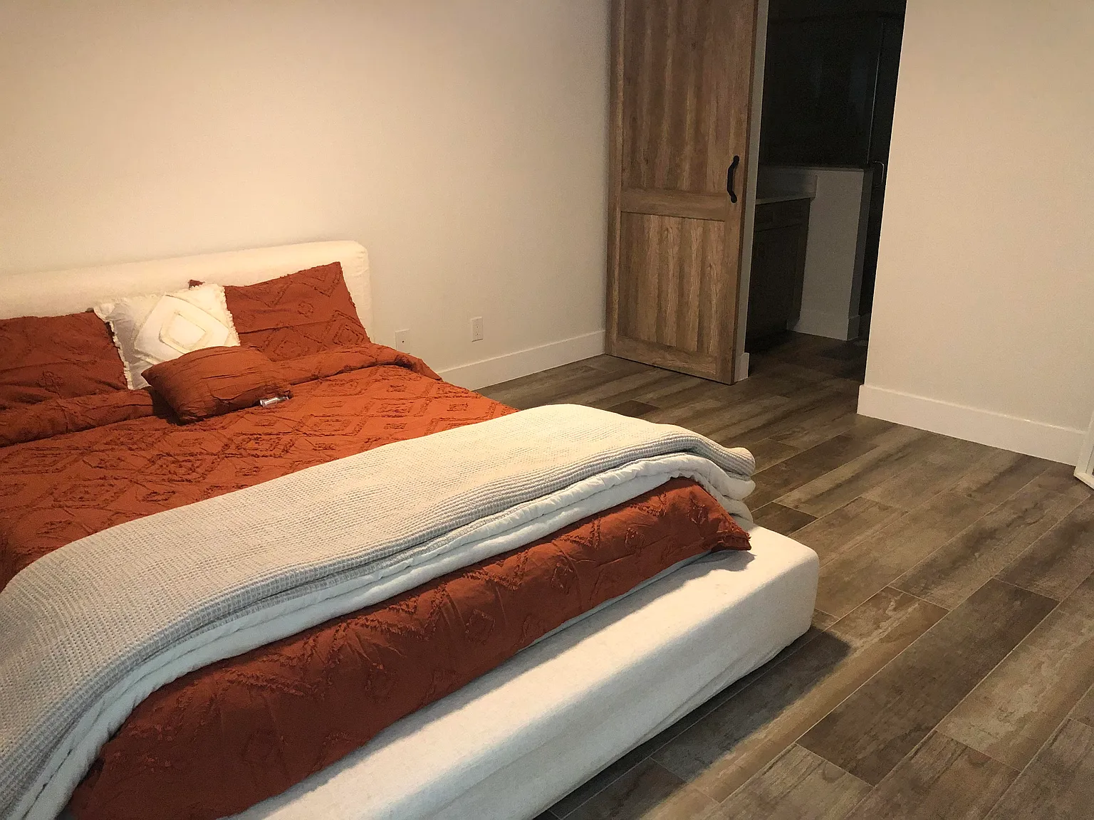 2 bed, 909 sqft, $2,000 — Photo 2