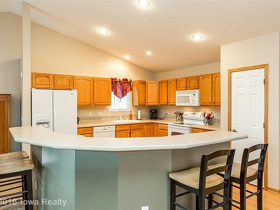 3rd image of 1845 SE Prairie Creek Dr