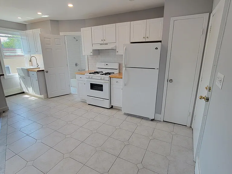 310 Sea Cliff Ave #6 — Photo 3