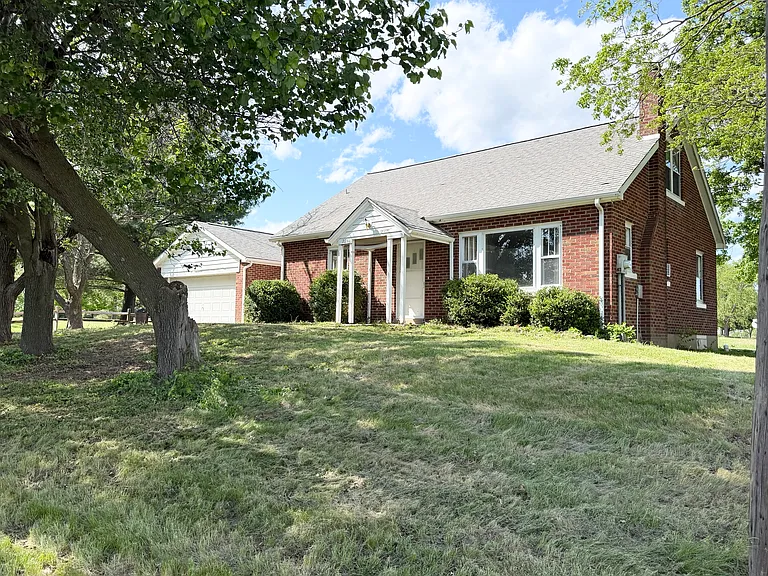 233 Country Club Ln — Photo 1