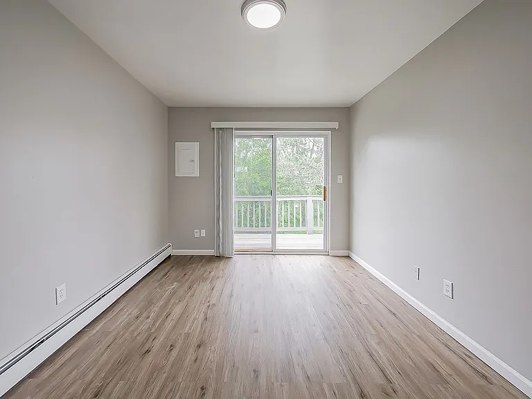 132 Huronview Ct — Photo 10