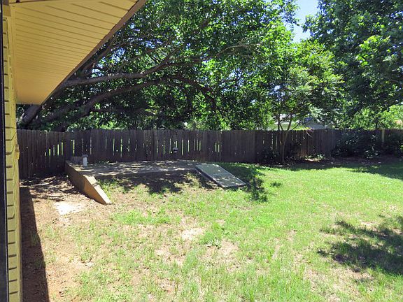 4th image of 1220 Sycamore Dr