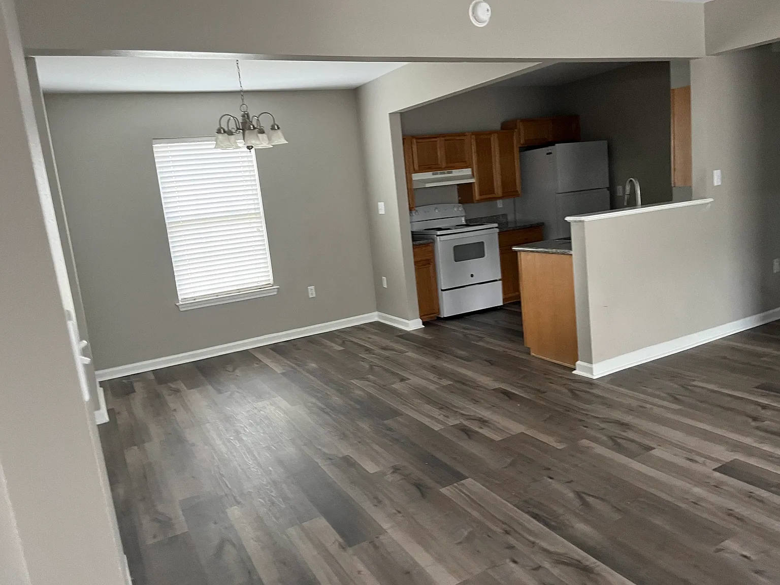 2 bed, 1100 sqft, $900 — Photo 2