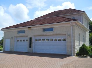 52 Hemalata Ln, Hazard, KY 41701